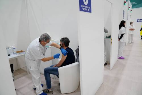 Vaccini, ora tocca ai cinquantenni. Riparte campagna per gli insegnanti