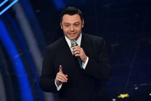 Dai versi omofobi su Tiziano Ferro e i würstel al silenzio su Amazon (di cui è testimonial)