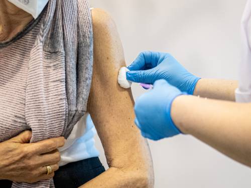 Il vaccino ai guariti è utile? Tutti i dubbi sulle direttive di Speranza