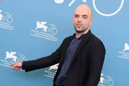 Il delirio di Saviano: "1milione di migranti al Sud". Scoppia la bufera