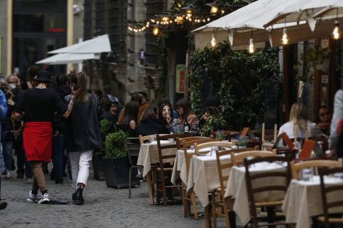 Piove, mette al riparo i clienti: ristoratore multato (e umiliato)