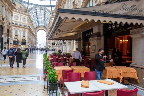 Il pranzo al ristorante, la pioggia e le multe. Scoppia la protesta: "Vogliamo regole certe"