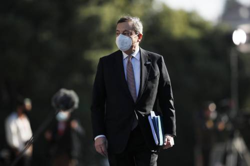 Migranti, ecco il piano Draghi: "Rimpatriare gli irregolari"