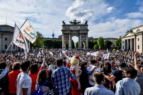 Quasi 8mila all'Arco nella piazza arcobaleno. Fedez conta più del Pd
