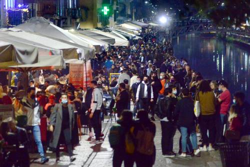 Bottiglie contro gli agenti, vigili aggrediti: movida violenta contro il coprifuoco
