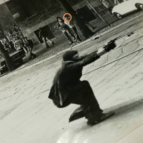 Gli scatti segreti del reporter di sinistra: cosa c'è dietro la foto simbolo degli Anni di piombo