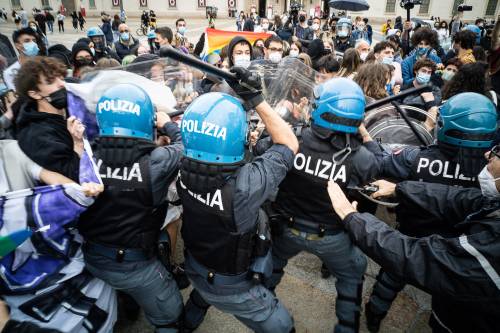 Manifestazione Contro Il Ddl Zan Scontri Polizia Centri Sociali Ecco Cosa E Successo Ilgiornale It