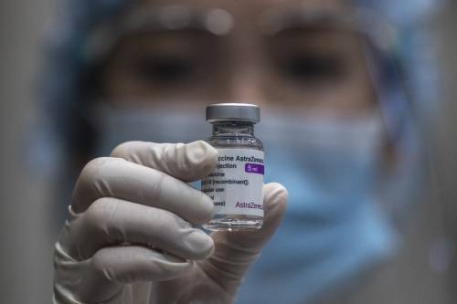 18enne grave dopo il vaccino: "Forse colpa di un farmaco"