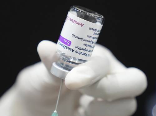 AstraZeneca, ora cambiano pure il bugiardino