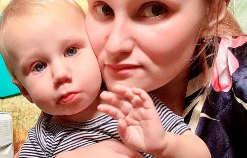Lascia i figli da soli per andare a bere. E uno di loro muore di fame