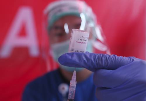 La verità su AstraZeneca: nei giovani più rischi che benefici