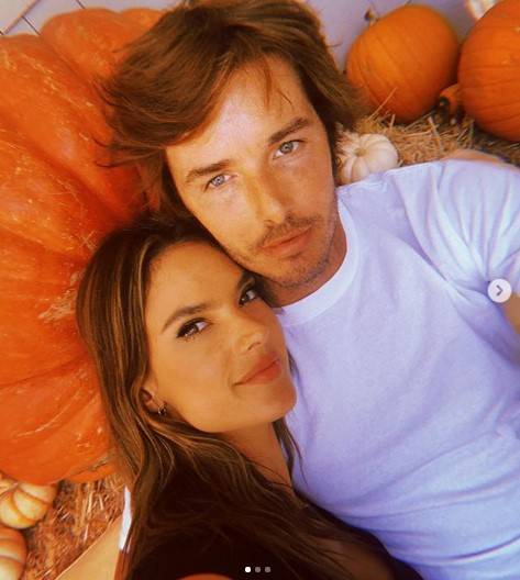 Alessandra Ambrosio e Nicolò Oddi nudi in doccia