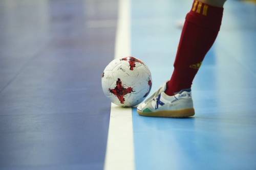 ''C'è un regalo per te, è carina...'' scoppia la bufera sul calcio a 5