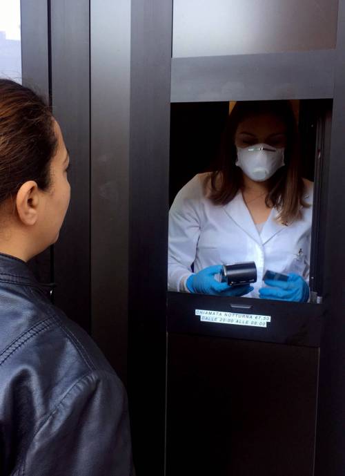 Ora è allarme per gli sciacalli dell'emergenza. Finti medici nelle case per truffare gli anziani