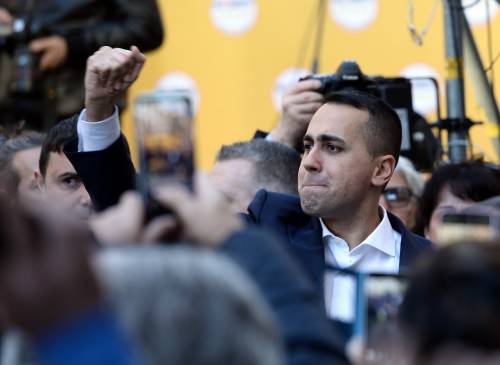 L'ipocrisia dei grillini: con le auto blu vanno in piazza contro la casta