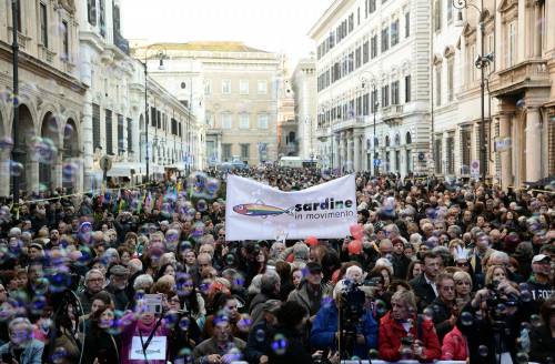 A Roma le sardine scoppiate: sul palco non ci sono i leader