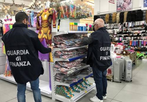 Prodotti falsi e pericolosi: maxi sequestro all'imprenditore cinese
