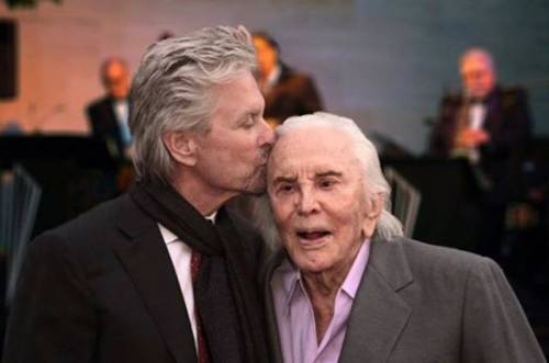 Michael Douglas a bocca asciutta: il padre Kirk lascia tutta l'eredità in beneficenza