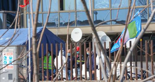 Il Selam palace isolato dall'esercito: screening a tappeto sui migranti 2