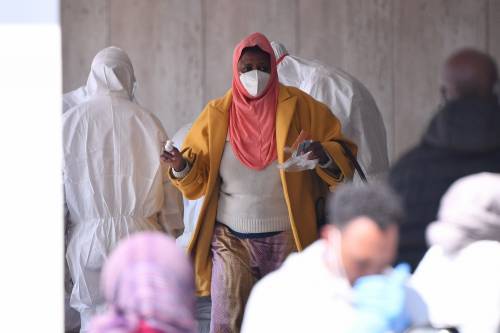 Il Selam palace isolato dall'esercito: screening a tappeto sui migranti 3