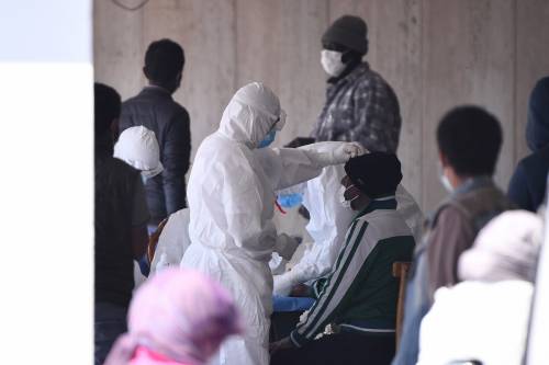 Il Selam palace isolato dall'esercito: screening a tappeto sui migranti 4