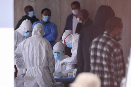 Il Selam palace isolato dall'esercito: screening a tappeto sui migranti 5