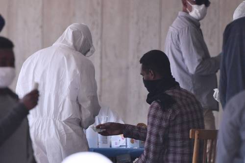 Il Selam palace isolato dall'esercito: screening a tappeto sui migranti 6