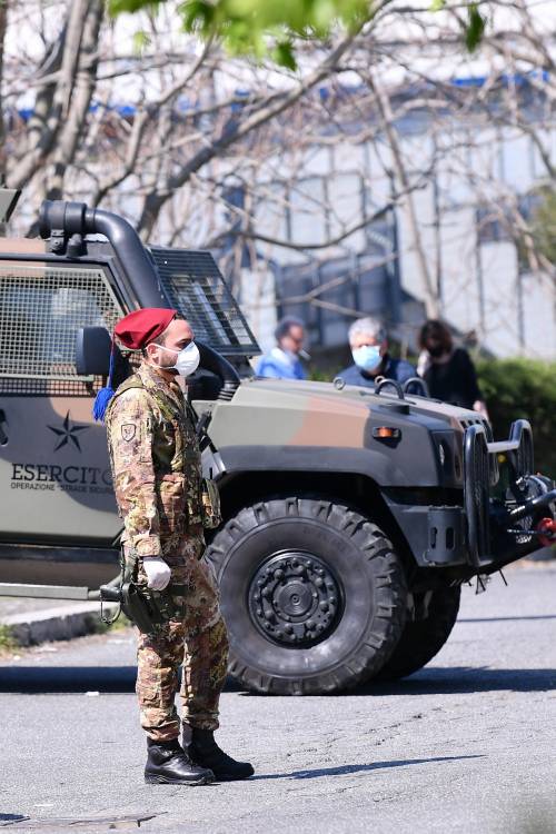 Il Selam palace isolato dall'esercito: screening a tappeto sui migranti 7