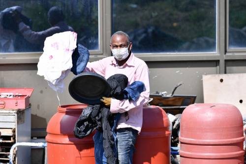 Il Selam palace isolato dall'esercito: screening a tappeto sui migranti 8