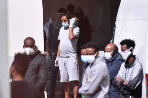 Il Selam palace isolato dall'esercito: screening a tappeto sui migranti 10