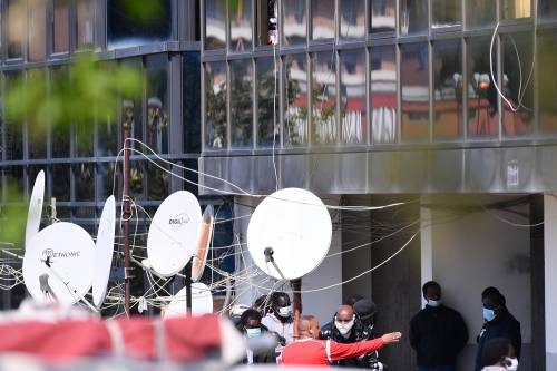 Il Selam palace isolato dall'esercito: screening a tappeto sui migranti 12
