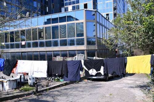 Il Selam palace isolato dall'esercito: screening a tappeto sui migranti 13