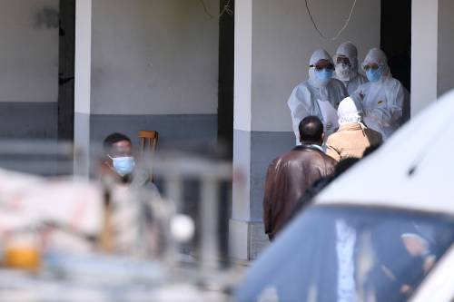 Il Selam palace isolato dall'esercito: screening a tappeto sui migranti 14