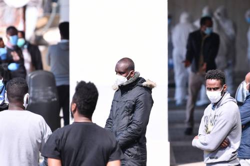 Il Selam palace isolato dall'esercito: screening a tappeto sui migranti 16