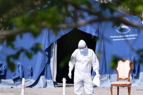 Il Selam palace isolato dall'esercito: screening a tappeto sui migranti 17
