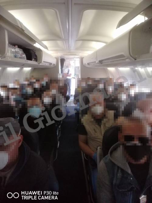 Covid, agenti e migranti assembrati in aereo 2