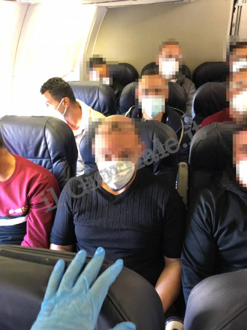 Covid, agenti e migranti assembrati in aereo 4