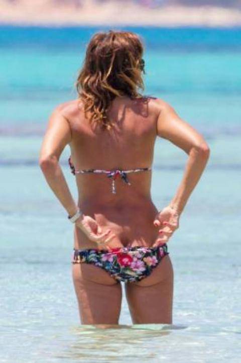 Cristina Parodi Sexy Bikini E Il Topless Dell Amica Ilgiornale It