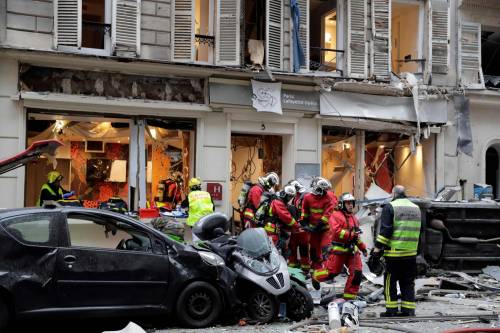 Esplosione nel centro di Parigi: tre morti, tre italiani ...