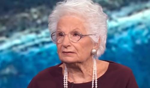 Torna a insegnare la prof che offese Liliana Segre. Genitori indignati Torna a insegnare la prof che offese Liliana Segre. Genitori indignati