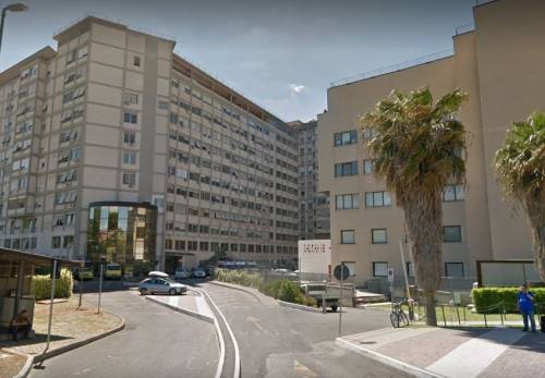 15enne si dà fuoco in cortile prima di andare a scuola: è grave 15enne si dà fuoco in cortile prima di andare a scuola: è grave