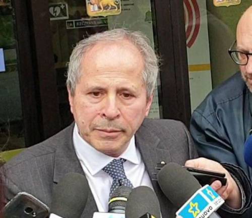 Crisanti scettico su vaccino russo: "Fatto con scorciatoie" Crisanti scettico su vaccino russo: "Fatto con scorciatoie"