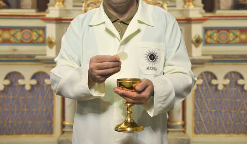 "Ho la gola secca...". E scoppia la rissa a Messa per un "Ho la gola secca...". E scoppia la rissa a Messa per un