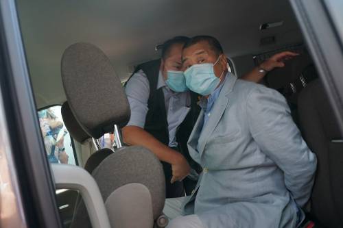 Scure cinese su Hong Kong. Arrestato il re degli editori. "Addio libertà di stampa" Scure cinese su Hong Kong. Arrestato il re degli editori. "Addio libertà di stampa"