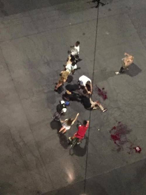 Bottigliate sugli occhi a turista. Furia del clandestino in strada Bottigliate sugli occhi a turista. Furia del clandestino in strada