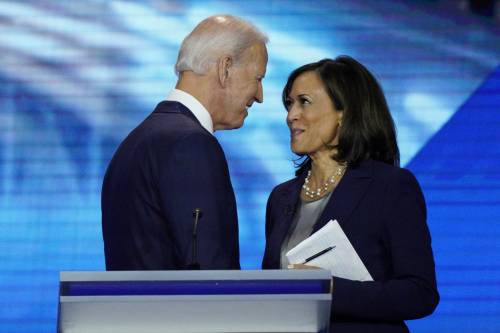 Biden e Harris, inizia la corsa Trump: "Disastro per gli Usa" Biden e Harris, inizia la corsa Trump: "Disastro per gli Usa"