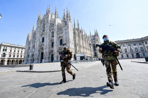 Migrante semina il panico in Duomo: punta il coltello all Migrante semina il panico in Duomo: punta il coltello all