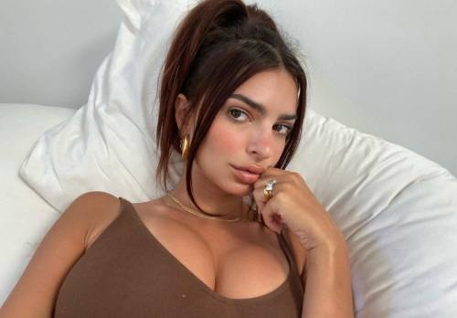 Emily Ratajkowski si spoglia e questa volta per mostrare il pancione Emily Ratajkowski si spoglia e questa volta per mostrare il pancione