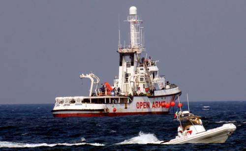 Tuffo in mare col salvagente. Così le Ong ci rifilano i migranti Tuffo in mare col salvagente. Così le Ong ci rifilano i migranti