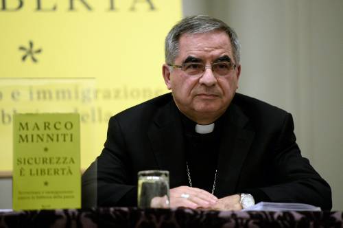 Tutti i veleni del Vaticano e il sospetto di Becciu: "So chi è stato a colpirmi" Tutti i veleni del Vaticano e il sospetto di Becciu: "So chi è stato a colpirmi"